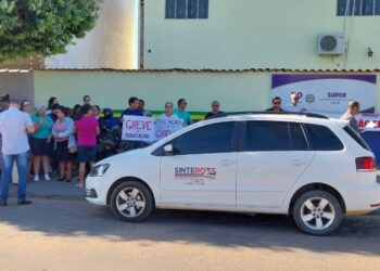 Professores aderem à greve estadual e se reúnem em frente à CRE em busca de valorização e direitos não atendidos
