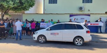 Professores aderem à greve estadual e se reúnem em frente à CRE em busca de valorização e direitos não atendidos