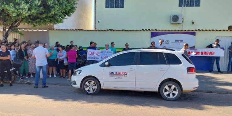 Professores aderem à greve estadual e se reúnem em frente à CRE em busca de valorização e direitos não atendidos