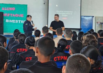 Thiago Flores leva palestra sobre prevenção às drogas ao Colégio Tiradentes em Vilhena