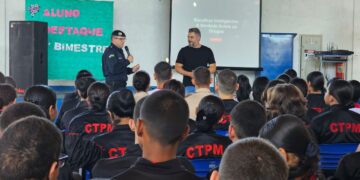 Thiago Flores leva palestra sobre prevenção às drogas ao Colégio Tiradentes em Vilhena