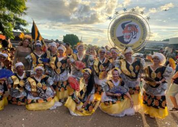 FAMÍLIA ASFALTÃO ENTREGA SINOPSE AOS COMPOSITORES E COMPOSITORAS