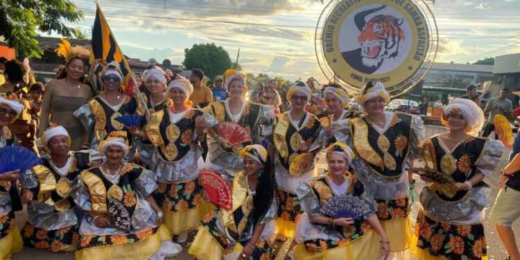 FAMÍLIA ASFALTÃO ENTREGA SINOPSE AOS COMPOSITORES E COMPOSITORAS