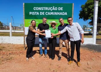 Thiago Flores participa de assinatura da ordem de serviço para construção de pista de caminhada em Pimenta Bueno