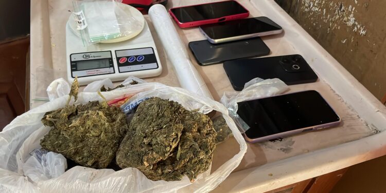 POLÍCIA MILITAR FECHA PONTO DE TRÁFICO DE DROGAS NO BAIRRO BELA VISTA