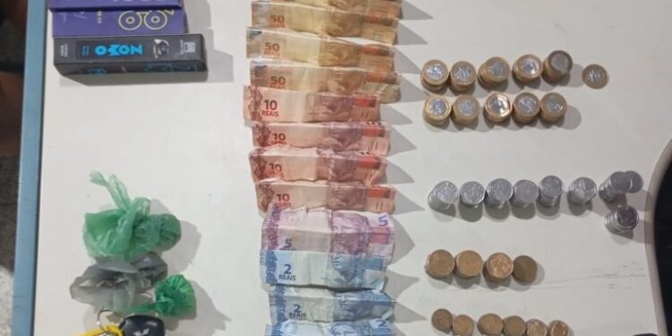 POLÍCIA MILITAR APREENDE DROGAS E PRENDE SUSPEITA DE TRÁFICO EM ARIQUEMES