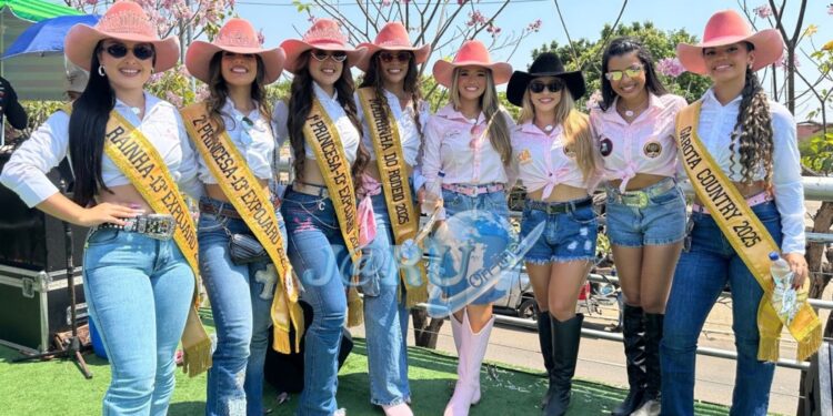 Jaru: Cavalgada da Expojaru 2025 arrasta multidão pelas ruas do município