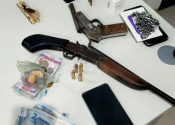 POLÍCIA MILITAR INTERROMPE FESTA ENTRE CRIMINOSOS, APREENDE ARMAS DE FOGO, DROGAS E CONDUZ 15 SUSPEITOS