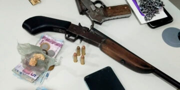 POLÍCIA MILITAR INTERROMPE FESTA ENTRE CRIMINOSOS, APREENDE ARMAS DE FOGO, DROGAS E CONDUZ 15 SUSPEITOS