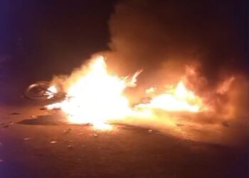 Colisão frontal entre motocicletas causa incêndio e deixa dois mortos