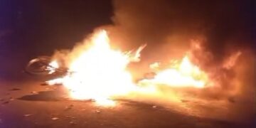Colisão frontal entre motocicletas causa incêndio e deixa dois mortos