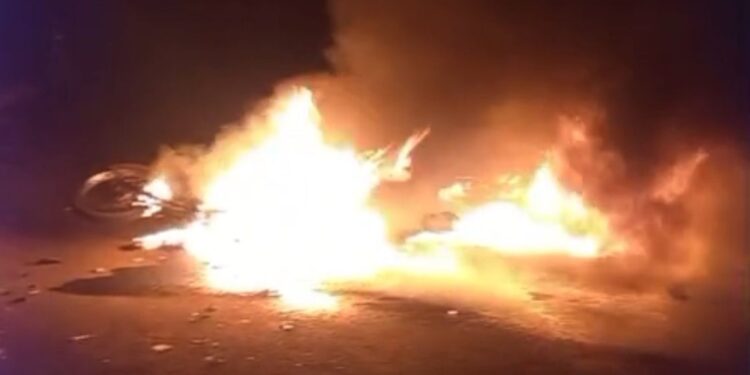 Colisão frontal entre motocicletas causa incêndio e deixa dois mortos