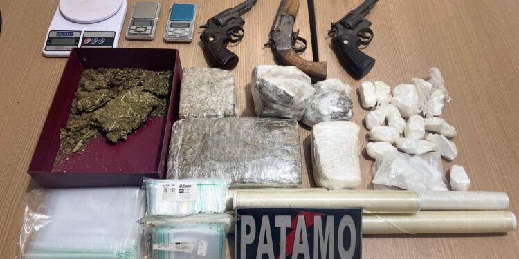 POLÍCIA MILITAR PRENDE INDIVÍDUO COM ARMAS, MUNIÇÕES, DROGAS E OBJETOS DIVERSOS EM ROLIM DE MOURA