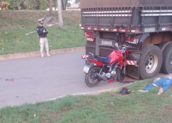 Jovem colide na traseira de carreta na JK e vem a óbito no local