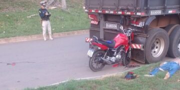 Jovem colide na traseira de carreta na JK e vem a óbito no local