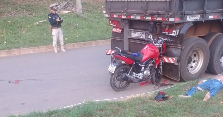 Jovem colide na traseira de carreta na JK e vem a óbito no local