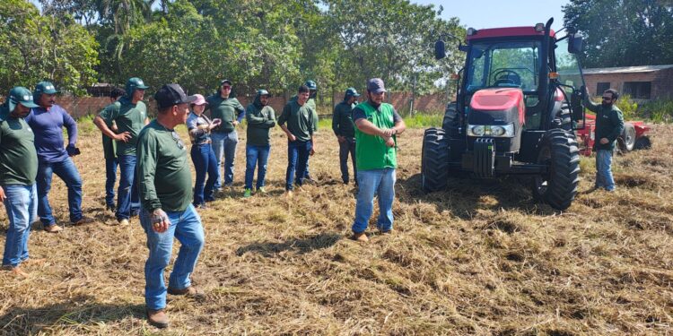 Curso de operação de máquinas agrícolas beneficia servidores da Semagric