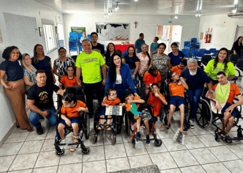 Cristiane Lopes leva inclusão digital à Casa Família Rosetta com entrega de 20 computadores