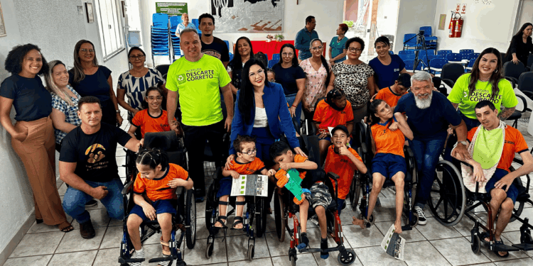 Cristiane Lopes leva inclusão digital à Casa Família Rosetta com entrega de 20 computadores