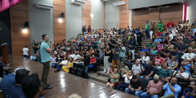 Prefeitura entrega escrituras públicas a mais de 400 famílias em Porto Velho