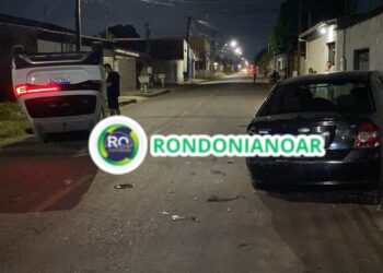 Veículo capota após colisão com carro parado