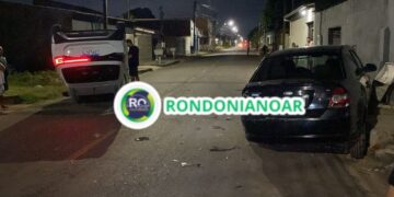 Veículo capota após colisão com carro parado