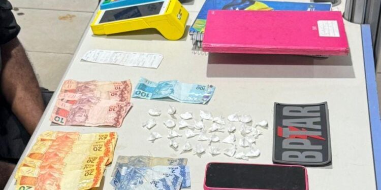 BPTAR: Em conveniência homem vendia bebidas é drogas na zona leste