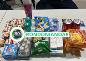 Duas meninas roubando chocolate e outros itens em supermercado