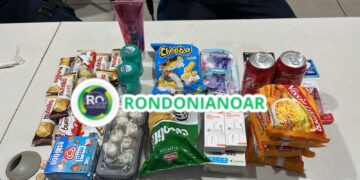Duas meninas roubando chocolate e outros itens em supermercado