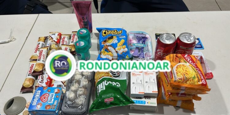 Duas meninas roubando chocolate e outros itens em supermercado