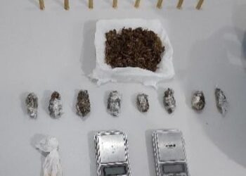 Um homem foi preso dentro veículo e outro tentou se esconder em banheiro, resiste à prisão e é flagrado com drogas e munições