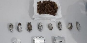 Um homem foi preso dentro veículo e outro tentou se esconder em banheiro, resiste à prisão e é flagrado com drogas e munições