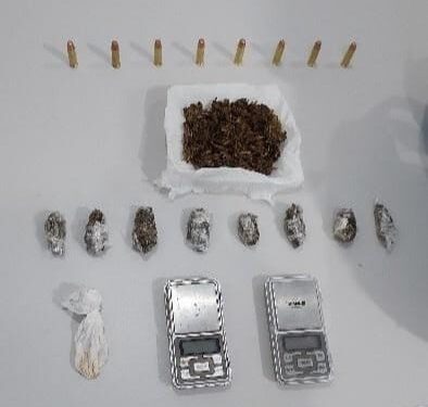 Um homem foi preso dentro veículo e outro tentou se esconder em banheiro, resiste à prisão e é flagrado com drogas e munições