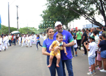 Deputado Alex Redano e prefeita Carla Redano prestigiam desfile de 7 de setembro em Ariquemes