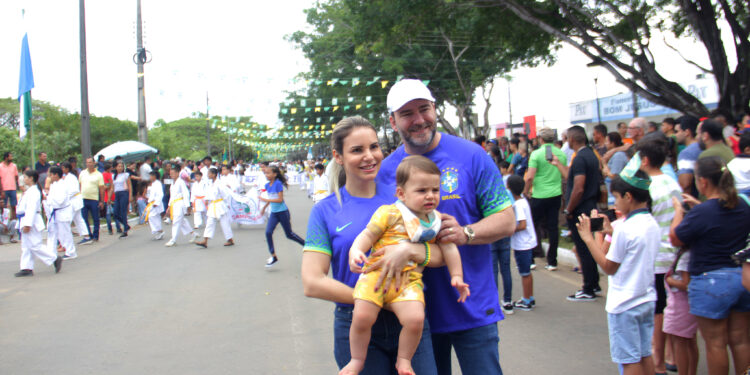 Deputado Alex Redano e prefeita Carla Redano prestigiam desfile de 7 de setembro em Ariquemes