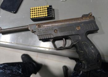 FORÇA TÁTICA:  APREENDE ARMA QUE ESTAVA ENTERRADA EM BURACO E DROGAS 