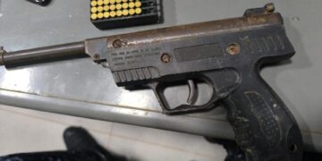 FORÇA TÁTICA: APREENDE ARMA QUE ESTAVA ENTERRADA EM BURACO E DROGAS