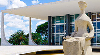 Ministro Barroso preside última sessão de sua gestão no STF