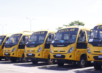 Ônibus e embarcações são entregues pelo Governo de Rondônia para fortalecer transporte de estudantes de locais de difícil acesso