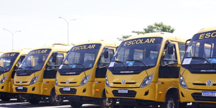 Ônibus e embarcações são entregues pelo Governo de Rondônia para fortalecer transporte de estudantes de locais de difícil acesso