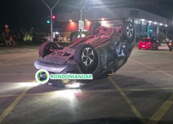 Grave colisão em Porto Velho deixa veículo capotado