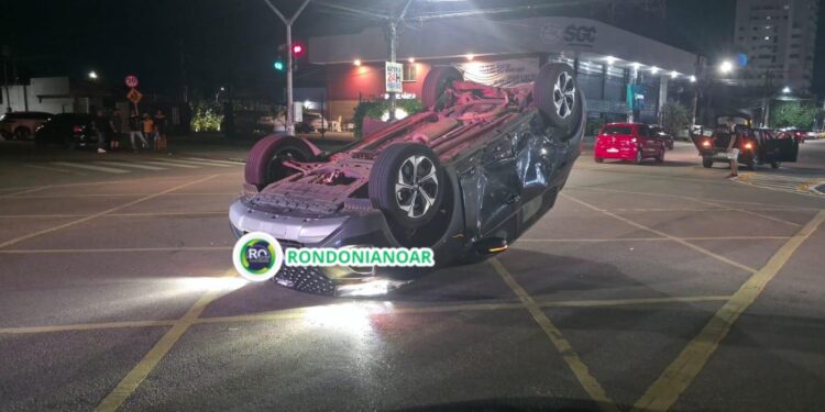 Grave colisão em Porto Velho deixa veículo capotado