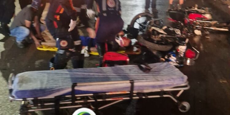 Acidente grave entre três motos e carro bloqueia Avenida Rio de Janeiro em Porto Velho