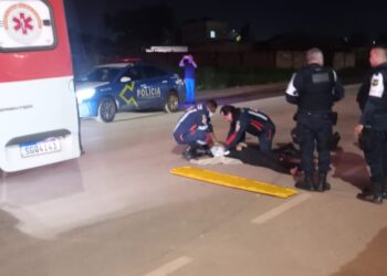 Casal em moto atropela cachorro e mulher fica ferida