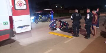 Casal em moto atropela cachorro e mulher fica ferida