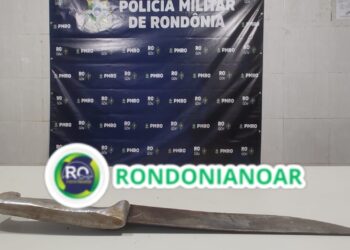 Mãe pede socorro a polícia militar após seu filho ameaçar com uma faca