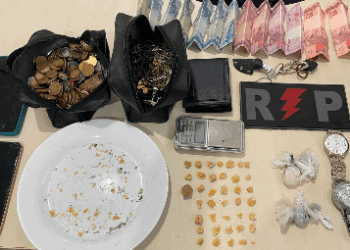 POLÍCIA MILITAR APREENDE DROGAS E PRENDE SUSPEITOS POR TRÁFICO NO BAIRRO SÃO FRANCISCO