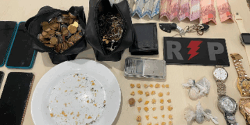 POLÍCIA MILITAR APREENDE DROGAS E PRENDE SUSPEITOS POR TRÁFICO NO BAIRRO SÃO FRANCISCO