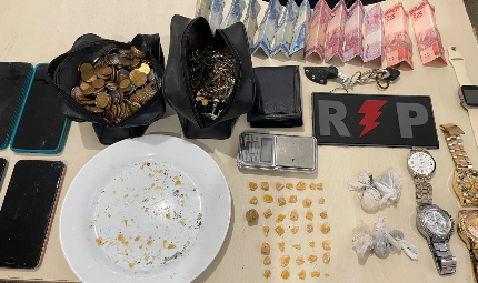 POLÍCIA MILITAR APREENDE DROGAS E PRENDE SUSPEITOS POR TRÁFICO NO BAIRRO SÃO FRANCISCO