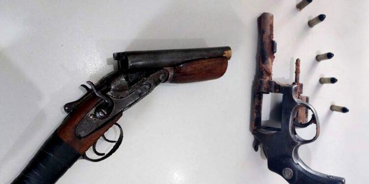 OURO PRETO DO OESTE – POLÍCIA MILITAR APREENDE ARMAS DE FOGO E PRENDE QUATRO SUSPEITOS POR ASSOCIAÇÃO CRIMINOSA